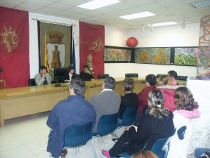 La secretria general de Joventut de la Generalitat, Marta Ross i Cortada va visitar Sant Vicen on se li va proposar la creaci d'un Consell de Joves. / JORDI LARGO