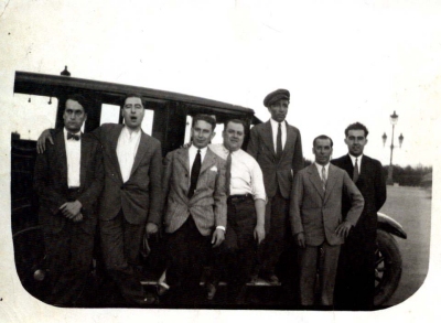 El de ms a l'esquerra s Josep Castell Serra juntament amb tots els santivcentins que van anar d'excursi a l'Expo. / ARXIU FAMILIAR