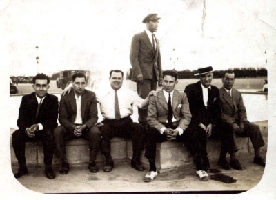 D'esquerra a dreta: Antoni Garriga ("Selga"), Enric Calls, Jaume Dalmau Pascual, Mart Vall Cadevall ("Toln"), Isidre Casas ("Cisteller"), Pere Canal Rius, Antero Pous Castella a davant de la Font de Montjuc de l'Exposici Universal del 1929. / ARXIU FAMILIAR