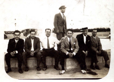 D'esquerra a dreta: Antoni Garriga ("Selga"), Enric Call�s, Jaume Dalmau Pascual, Mart� Vall Cadevall ("Tol�n"), Isidre Casas ("Cisteller"), Pere Canal Rius, Antero Pous Castella a davant de la Font de Montju�c de l'Exposici� Universal del 1929. / ARXIU FAMILIAR