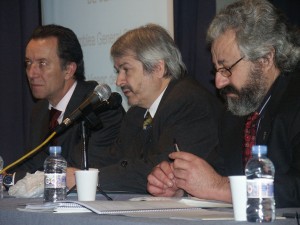 D'esquerra a dreta: Llus Sabata, president de la Societat Coral l'Estrella; Joan Montsech, alcalde de Sant Vicen; Antoni Carn, president de la Federaci de Cors de Clav. Tots tres santvicentins. / JORDI LARGO