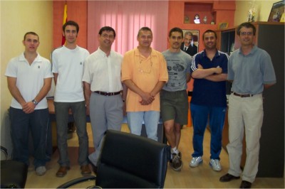 Membres del Club Esquaix Atlètic Castellet amb els representants de l'Ajuntament