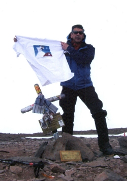 L�Albert fent el cim de l�Aconcagua amb la samarreta del 50�. Aniversari del Centre Excursionista