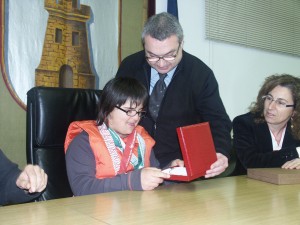 Vicen� S�ez, com a Regidor d�Esports de l�Ajuntament, va obsequiar a l�Amaia amb un petit record en la rebuda que se li va fer a la Sala de Sessions. / JORDI LARGO