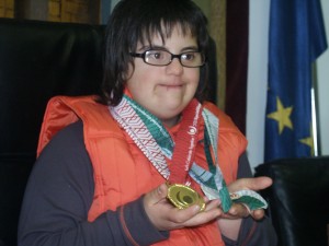 LAmaia va mostra orgullosa la seva medalla dor aconseguida als Special Olimpics de Nagano al Jap. / JORDI LARGO