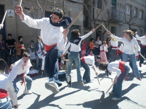 Al Ball de Bastons de l�Associaci� Musical Castellet es van reunir antics i actuals membres de l�entitat que van fer picar els pals de valent. / JORDI LARGO