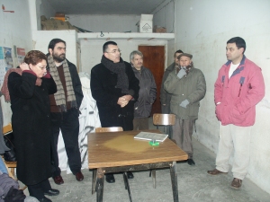 Jaume Sol, al centre de la imatge, juntament amb arquitectes, membres de lequip de govern i el president de lAssociaci de Vens de la Farinera, Emili Barcons a la dreta. / JORDI LARGO