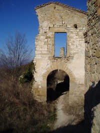 La mala sort sha apoderat de les pedres de Sant Jaume de Vallhonesta, lnic conjunt monumental de Sant Vicen que ens permet resseguir la nostra histria des de ledat mitjana fins als nostres dies