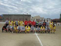 Els jugadors de lAtltic Sant Vicen i la selecci del Bages van disputar un partit amists per celebrar els 25 anys de lentitat. / JORDI LARGO