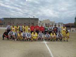 Els jugadors de l�Atl�tic Sant Vicen� i la selecci� del Bages van disputar un partit amist�s per celebrar els 25 anys de l�entitat. / JORDI LARGO