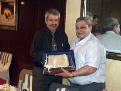 L�alcalde de Sant Vicen�, Joan Montsech va fer entrega d�una placa commemorativa al president de l�entitat Francesc Devant. / JORDI LARGO