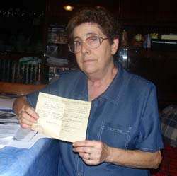 Maria Casals Flaqu� mostrant el rebut que li van fer a la seva mare quan li van incautar els diners de la Rep�blica.