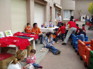 El pati d’El Niu es va convertir en un improvisat menjador a l’aire lliure