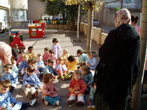 Els ms grans dEl Niu al pati amb la Castanyera