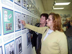 Centenars de curiosos han visitat aquests dies l'exposici� �30 anys, 300 portades� organitzada per l'Associaci� Cultural Col�lectiu El Breny. / JORDI LARGO