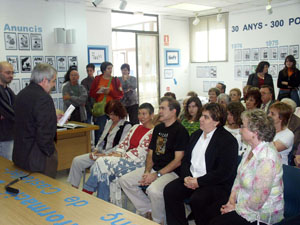 El dia de la inauguraci de lexposici va acollir un gran nombre damics i antics redactors i collaboradors a la Sala de Plens. / JORDI LARGO