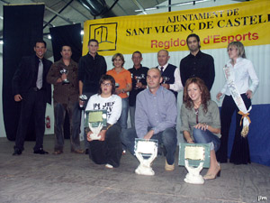 En primer terme, els millors esportistes s�niors Amaia Valent�n, Ramon Comella i Alba Luna. Darrera seu, els finalistes acompanyats de David Meca. / JORDI LARGO 