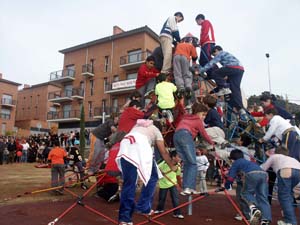 Els m�s petits van aprofitar per estrenar els nous jocs instal�lats a la pla�a Espanya. / JORDI LARGO