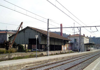 En primer terme, el moll de mercaderies amb l�Estaci� del Nord al fons