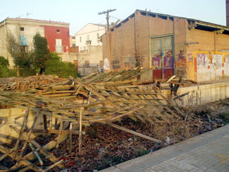 El passat 16 de setembre un munt de ferralla era tot el que quedava d�aquesta petita joia arquitect�nica. Ara, nom�s hi queda el solar. / JORDI LARGO