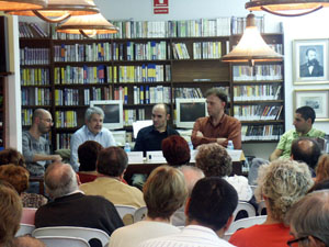 La biblioteca es va omplir per escoltar la tertlia que ens van oferir David Sanz, Joan Montsech, Mari Marn, Jordi Suades i David Bricoll. / JORDI LARGO