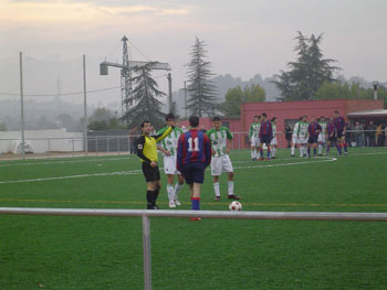 Carlos, a punt de treure una falta