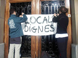 Dos membres de les entitats afectades pengen una pancarta a la faana de lAjuntament reclamant uns espais dignes. / JORDI LARGO