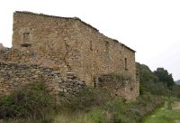 Can Vinyes, un dels vestigis arquitectnics ms destacables de Vallhonesta, queda ubicat justament en la capalera del torrent de les Pasteres, punt clau del corredor Sant Lloren-Montserrat