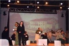 El grup teatral Cul-i-seu representant una escena ambientada a l'antic hostal de Sant Jaume de Vallhonesta, amb motiu del millenari de Sant Vicen