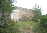 El portal de Barcelona de l'hostal de Sant Jaume de Vallhonesta, on conflueixen el GR-4 i el cam ral