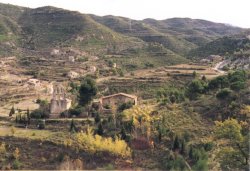 Vallhonesta. En primer terme l'esglsia romnica de Sant Pere.