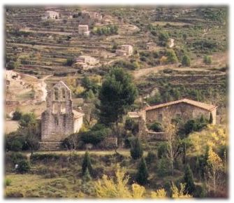 Vallhonesta. En primer terme l'esglsia romnica de Sant Pere.